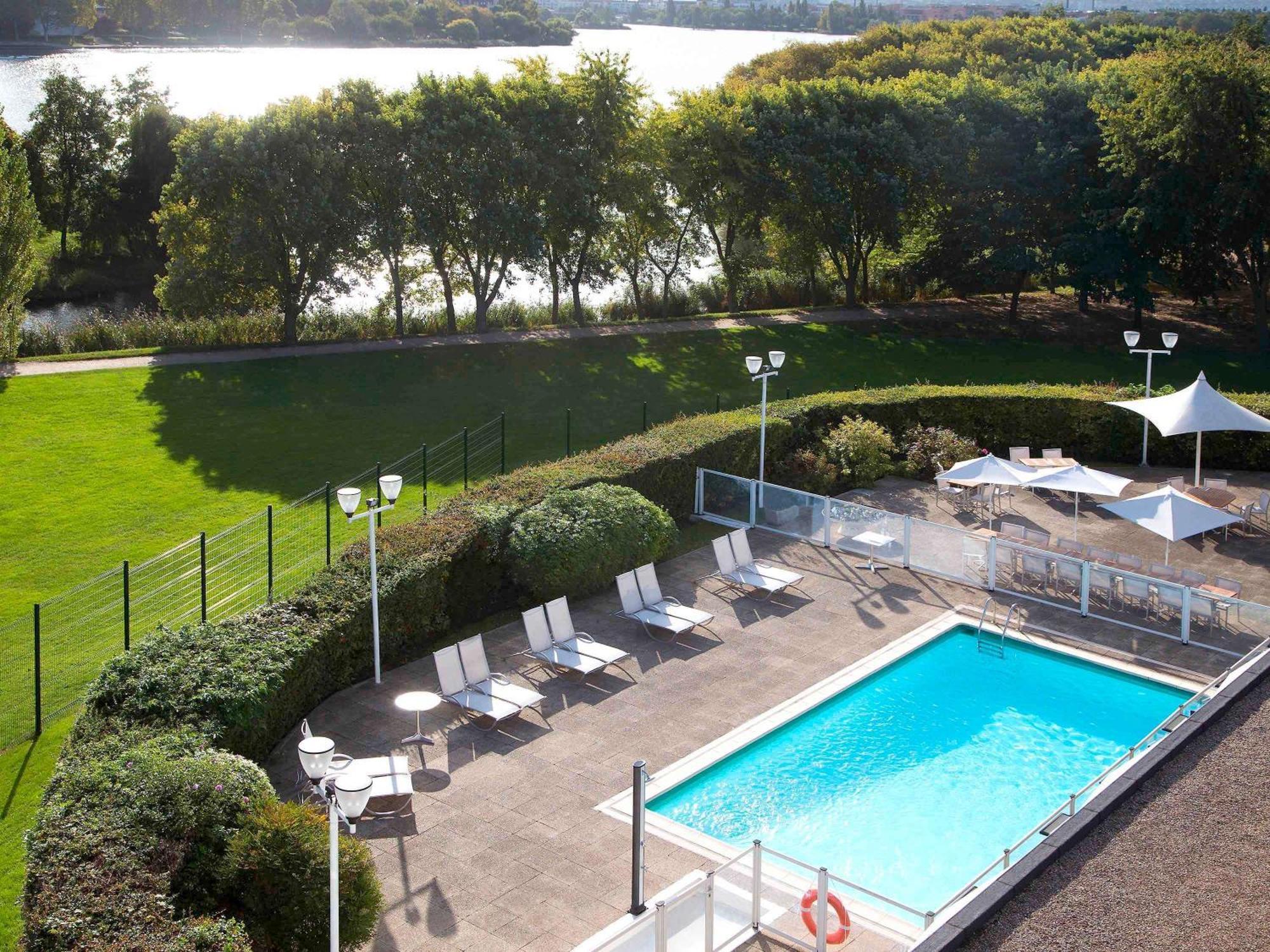 Novotel Paris Creteil Le Lac Екстериор снимка